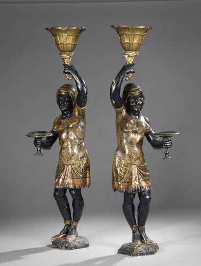 Paire de porte-torchères en bois sculpté...