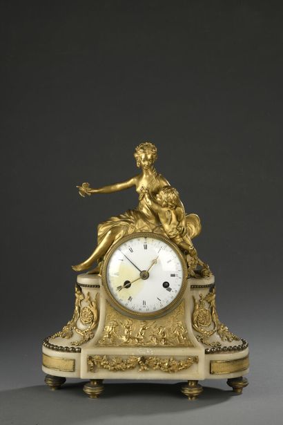 Pendule de cheminée en bronze ciselé et doré...