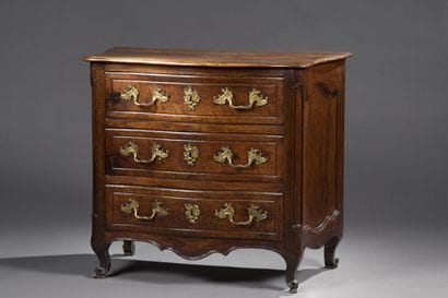 Petite commode en noyer mouluré ; de forme...