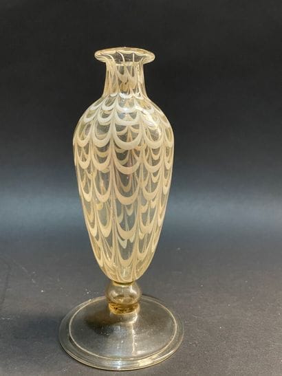 Petit vase balustre à décor de vaguelettes...