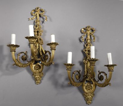 Paire d'appliques à trois lumières en bronze...