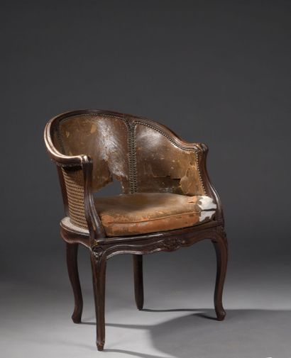 Fauteuil de bureau en hêtre mouluré et sculpté...