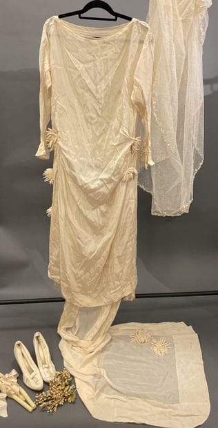 Robe russe de mariage en satin blanc crème...