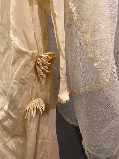 Robe russe de mariage en satin blanc crème...
