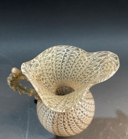 Pichet en verre à décor filé et anses dentelées.
Espagne,...