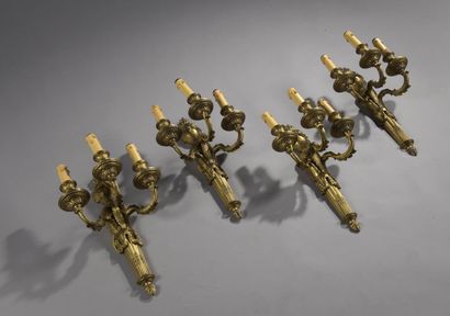 Suite de quatre appliques à trois lumières...
