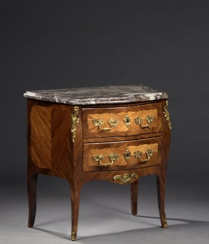 Petite commode marquetée à réserves en frisage...