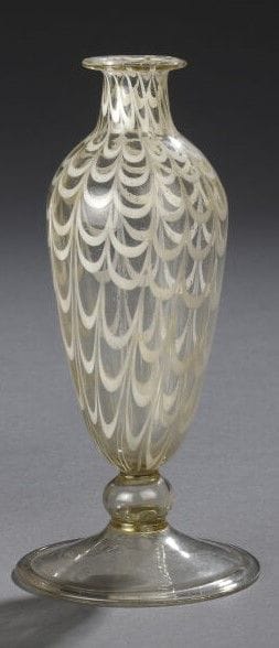 Petit vase balustre à décor de vaguelettes...