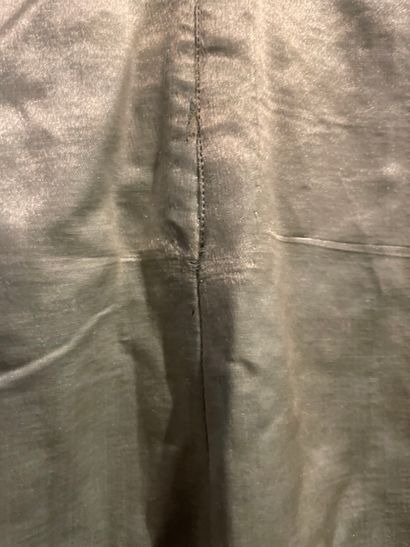 Robe russe de modèle sarafan en satin aigue...