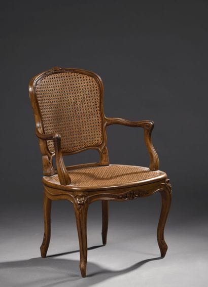 Fauteuil à dossier cabriolet en hêtre mouluré...