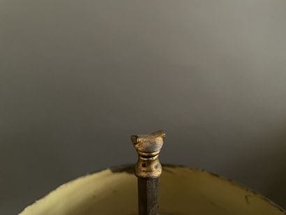Lampe de bouillotte en bronze moleté, ciselé...
