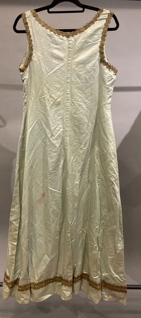 Robe russe de modèle sarafan en satin aigue...