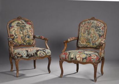 Paire de fauteuils à dossier plat en noyer...