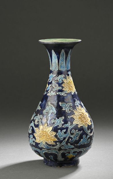 CHINE - Début XXe siècle
Vase de forme yuhuchunping...