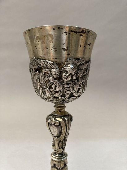 Calice en argent repoussé et ciselé à décor...