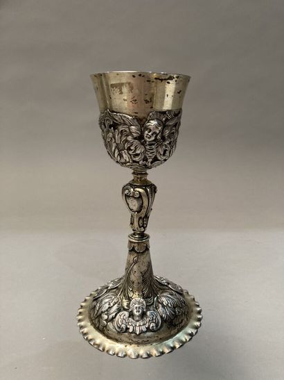 Calice en argent repoussé et ciselé à décor...