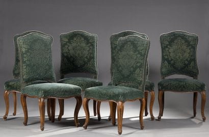 Suite de six chaises à dossier plat en hêtre...