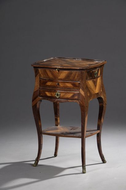 Table de salon marquetée en quartefeuilles...