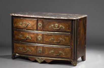 Commode marquetée en quartefeuilles de palissandre...