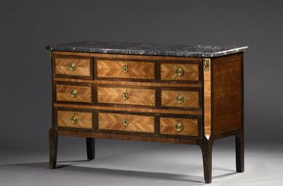 Commode en placage de bois rose, à filets...
