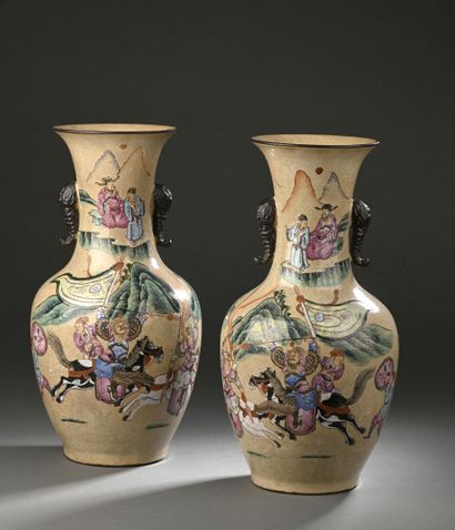 CHINE, Nankin - Vers 1900
Paire de vases...