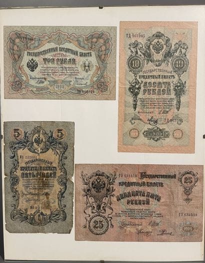 Ensemble de quatre billets de banque sous...