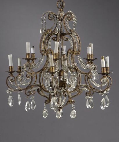 Lustre à douze lumières en fer battu et doré...