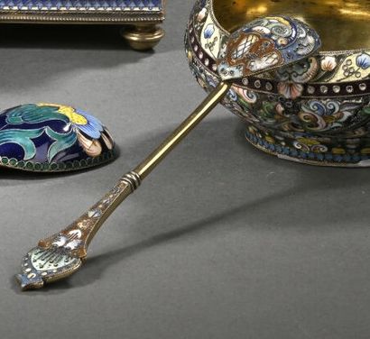Petite cuillère en argent et vermeil à décor...