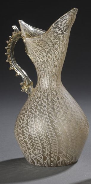 Pichet en verre à décor filé et anses dentelées.
Espagne,...