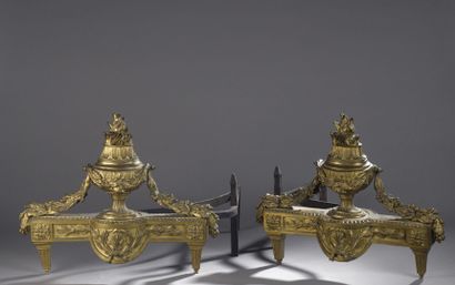 Paire de chenets en bronze ciselé et doré...