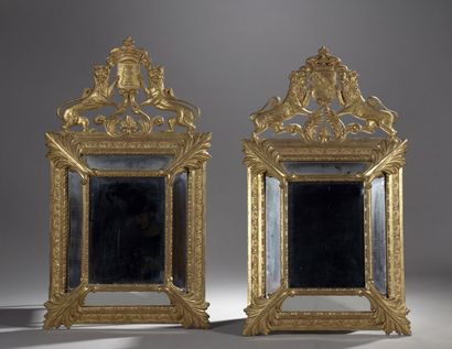 Paire de miroirs dans des cadres à parcloses...