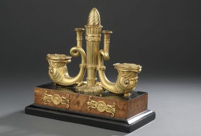 Nécessaire à écrire en bronze ciselé et doré,...