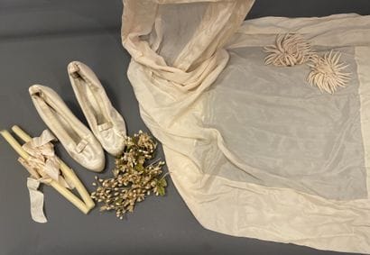Robe russe de mariage en satin blanc crème...