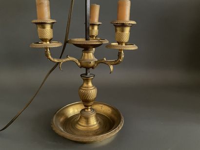 Lampe de bouillotte en bronze moleté, ciselé...