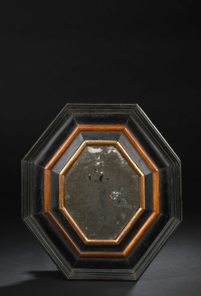 Miroir (au mercure) biseauté dans un cadre...