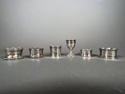 Lot de cinq ronds de serviette et un coquetier...
