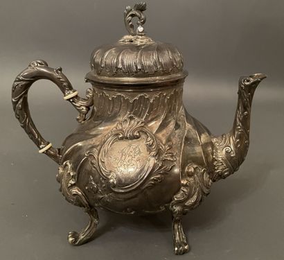Théière en métal argenté à riche décor rocaille,...