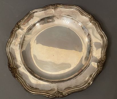Plat en argent à agrafes feuillagées.
Orfèvre...