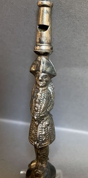 Sifflet d'enfant en métal à décor de polichinelle.
Première...