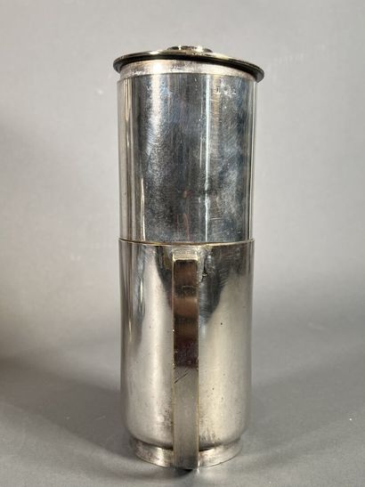 Lot de métal argenté comprenant : une cafetière,...