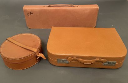 Deux nécessaires de voyage gaînés de cuir...