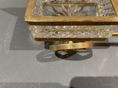 Boîte en forme de charette en cristal taillé...
