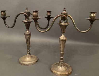 Paire de flambeaux en bronze argenté à deux...