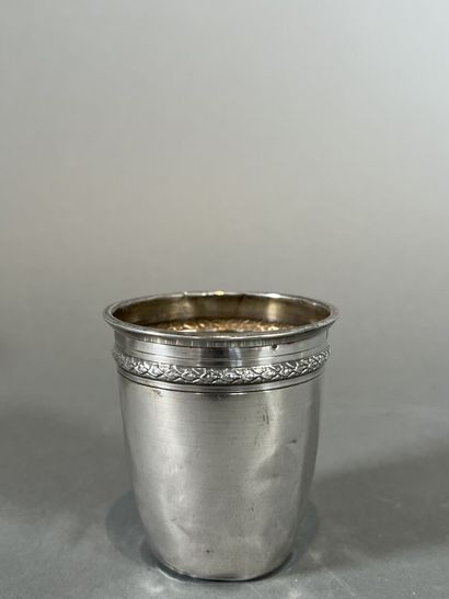 Lot de six timbales en argent ciselé à décor...