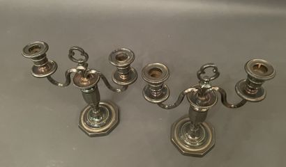 Paire de petits flambeaux en bronze argenté...