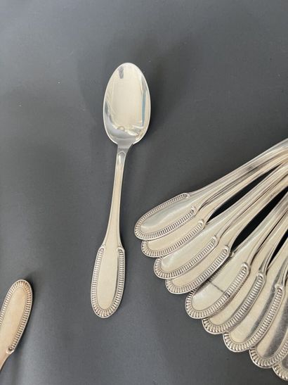 Partie de ménagère en métal argenté, la spatule...