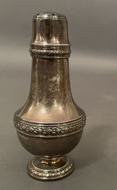 Petit saupoudroir en argent à décor de frises...