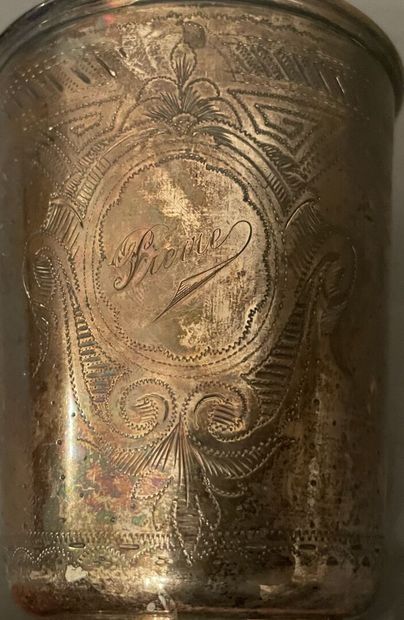 Timbale tronconique à décor gravé de fleurons...