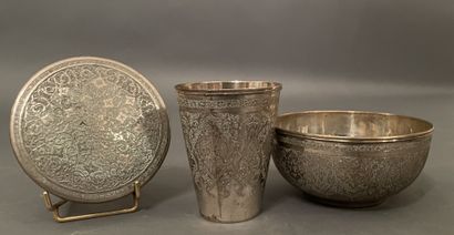Bol, timbale et boîte ronde en argent ciselé,...