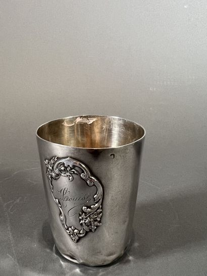 Lot de cinq timbales en argent ciselé à décor...